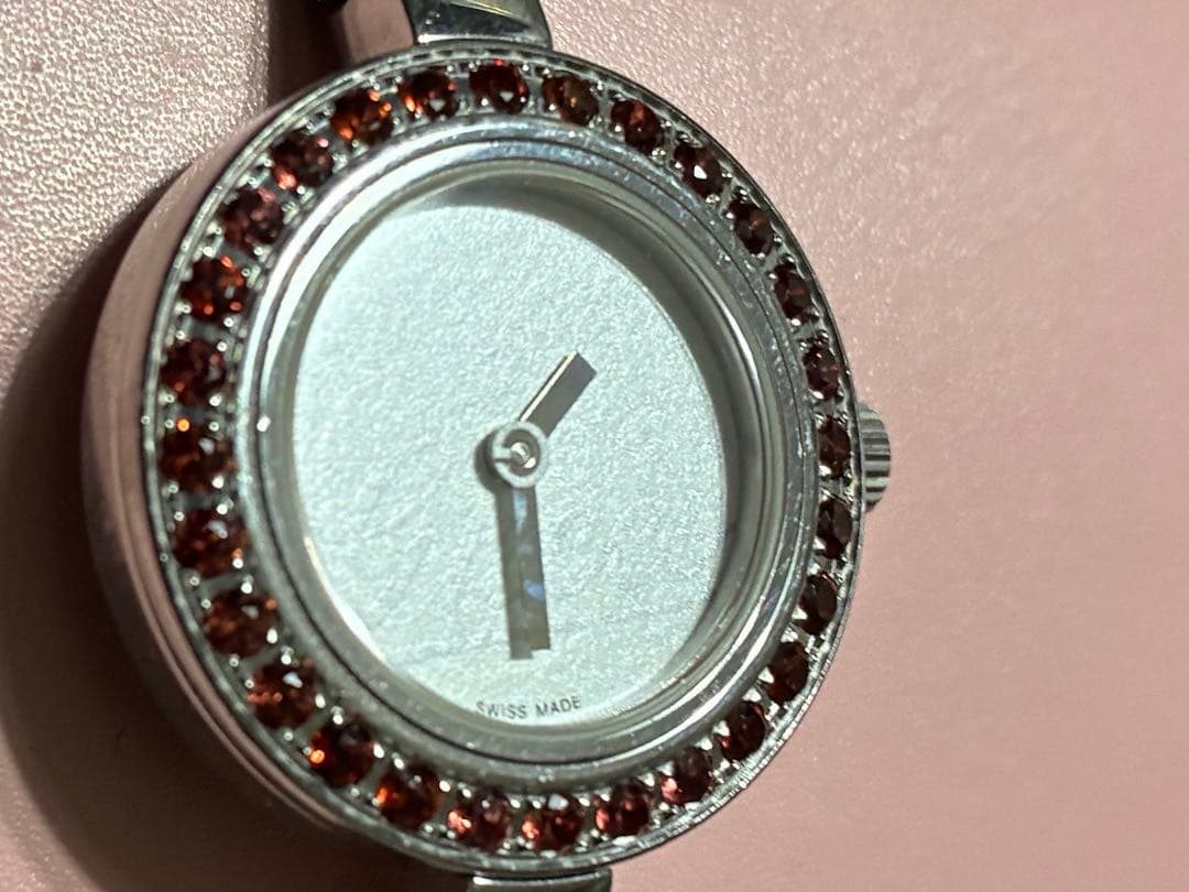 【動作品】Gucci 腕時計(クォーツ) シルバー ガーネット色ストーン