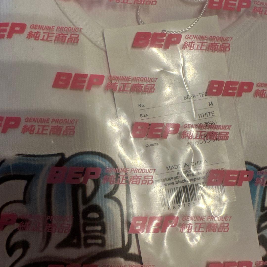 トップス BLACK EYE PATCH BLACKLETTER AIRBRUSH