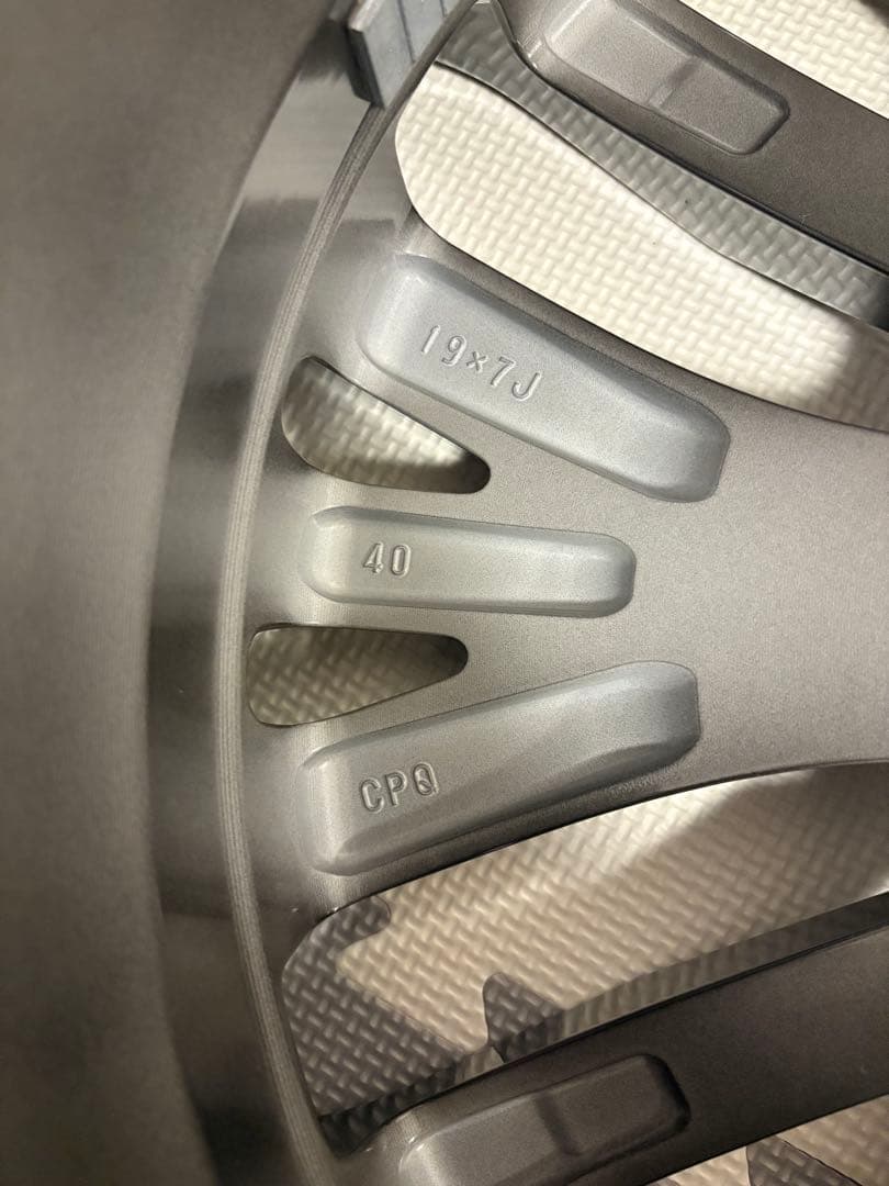 19インチ ブラック/シルバー アルミホイール