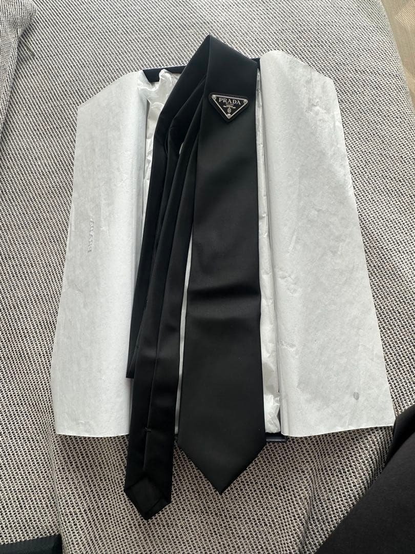 PRADA プラダ　ネクタイ　三角プレート