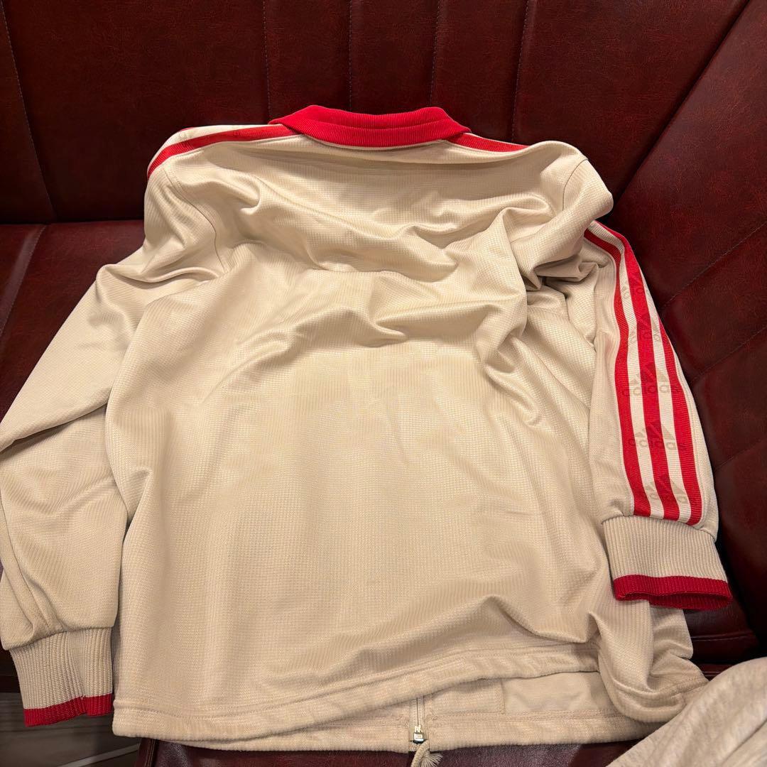 adidas クリーム/レッド ジップアップジャケット