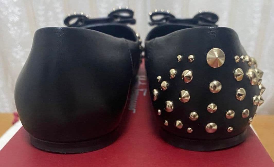 Salvatore Ferragamo ブラックスタッズバレエシューズ