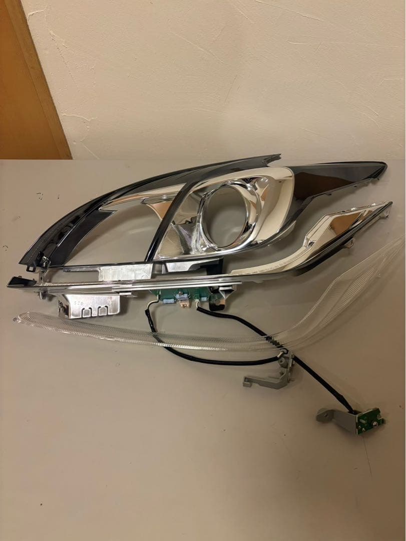 30プリウス　後期ヘッドライト　HID仕様