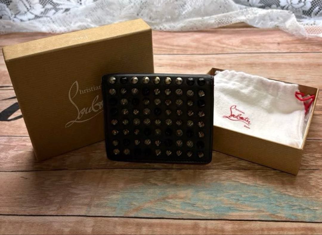 ✨人気✨　ルブタン スタッズ 二つ折り財布 黒 レッド