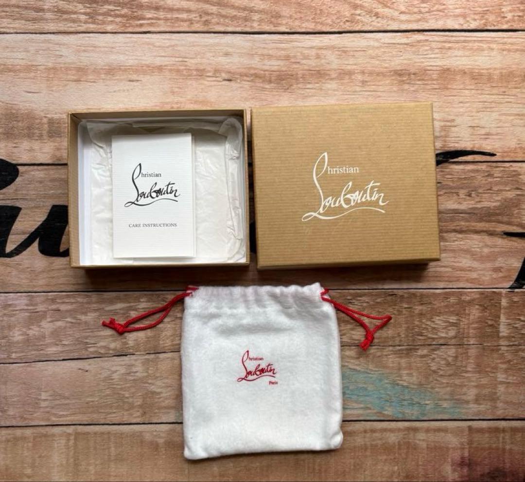 ✨人気✨　ルブタン スタッズ 二つ折り財布 黒 レッド