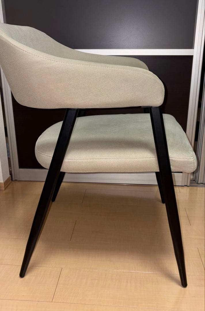 ニトリ　肘掛け付ダイニングチェア　ベージュ × ブラック脚