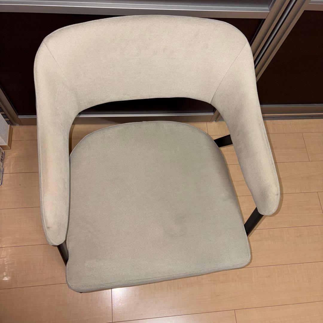 ニトリ　肘掛け付ダイニングチェア　ベージュ × ブラック脚