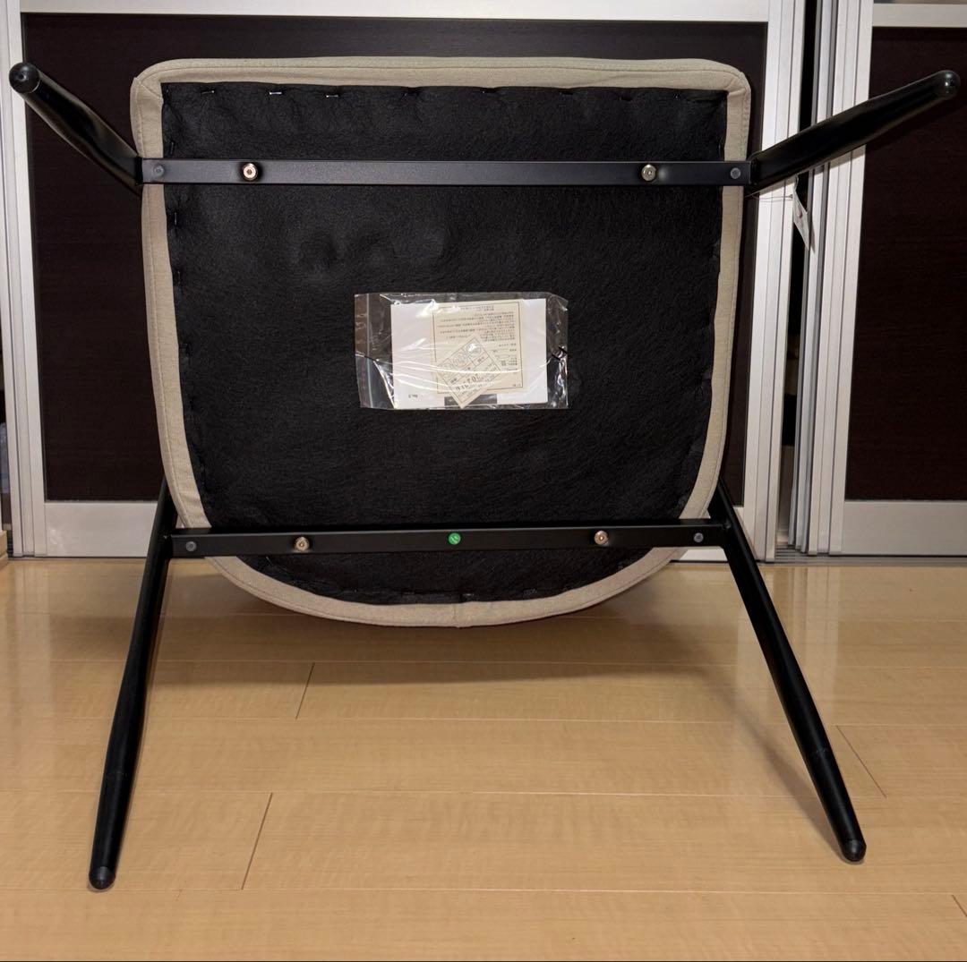 ニトリ　肘掛け付ダイニングチェア　ベージュ × ブラック脚