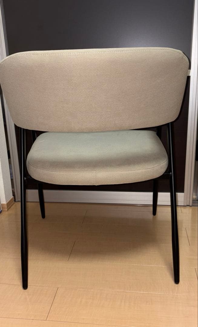 ニトリ　肘掛け付ダイニングチェア　ベージュ × ブラック脚