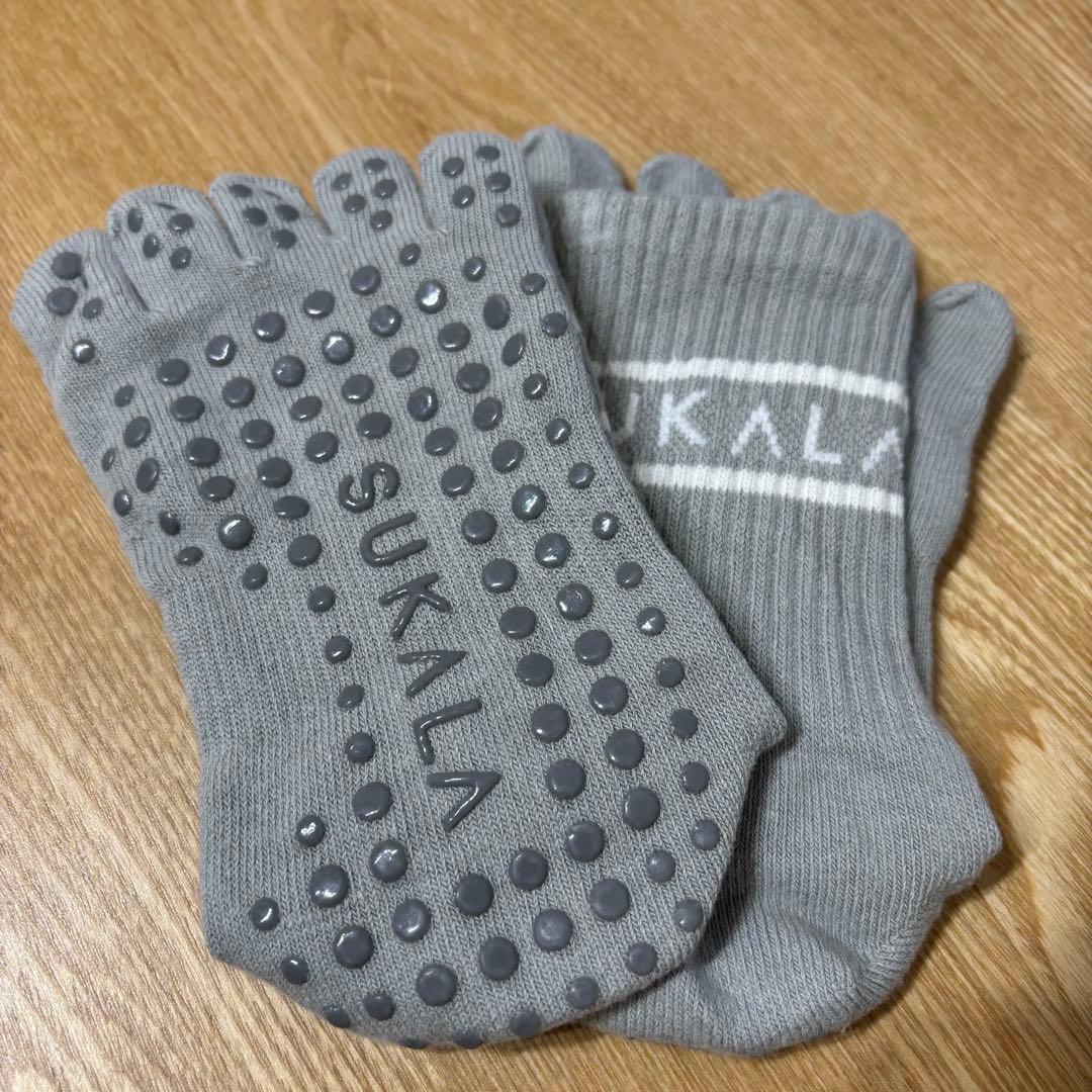 長袖ブラトップス、レギンス2着、ピラ靴下、ヨガラグの5点セット