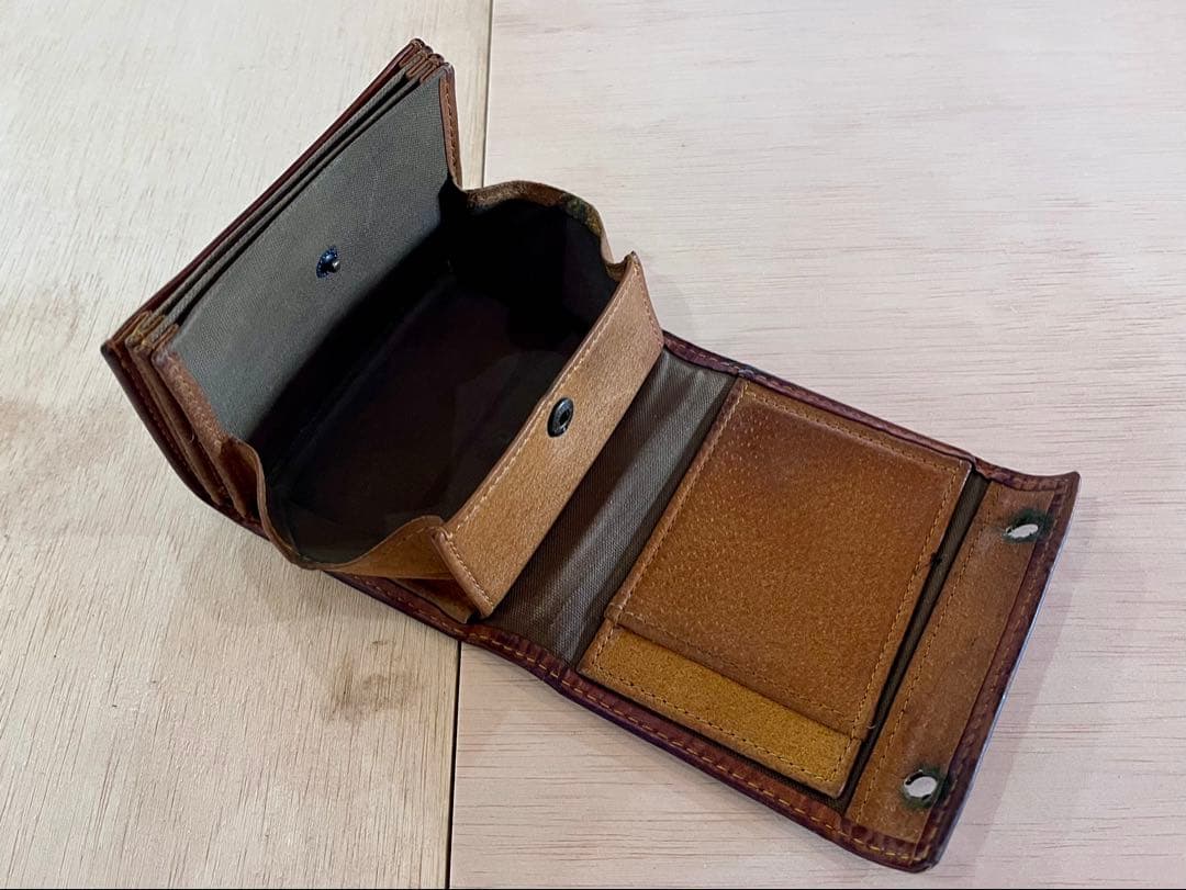 m+ エムピウ　二つ折り財布