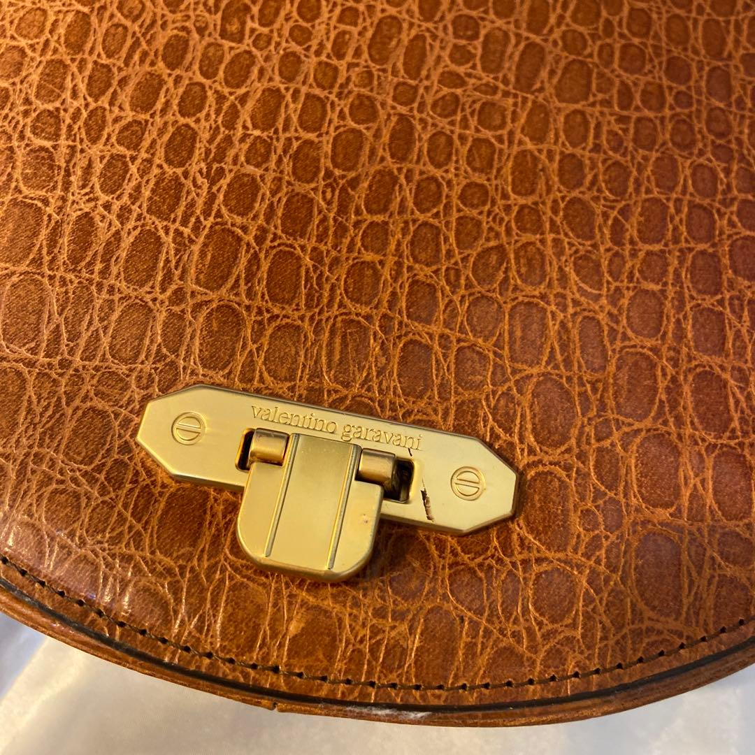 valentino garavani オールレザーショルダーバッグ ハーフムーン