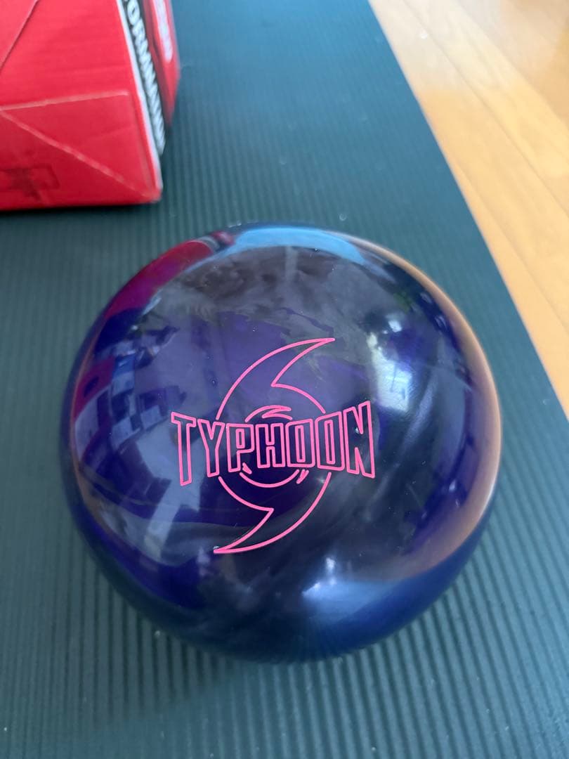 美品 Typhoon ボウリングボール 15 lb 4 oz