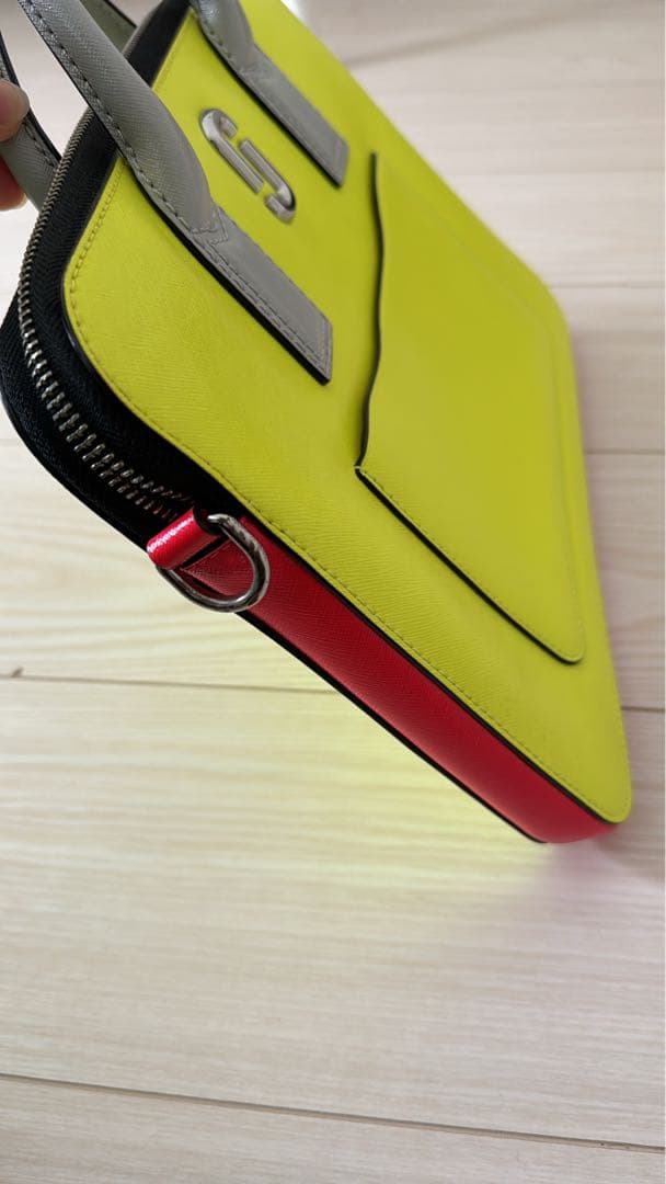 MARC MARC JACOBS 蛍光イエローPCバッグ