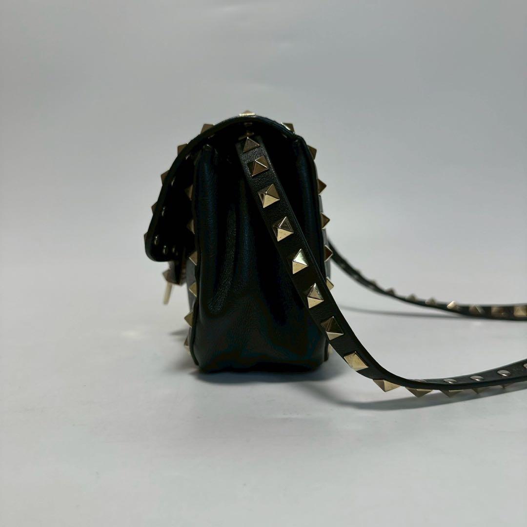 q82【美品】ヴァレンティノ　ロックスタッズ　レザー　ブラックショルダーバッグ.