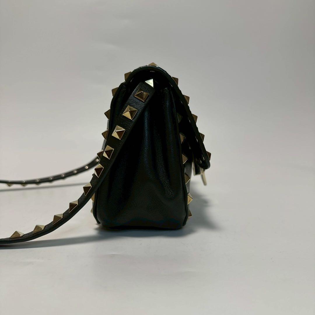 q82【美品】ヴァレンティノ　ロックスタッズ　レザー　ブラックショルダーバッグ.