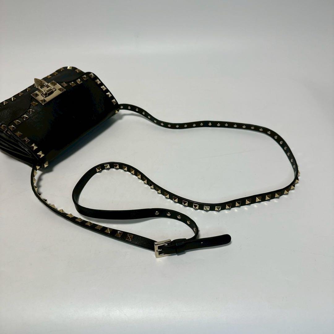 q82【美品】ヴァレンティノ　ロックスタッズ　レザー　ブラックショルダーバッグ.