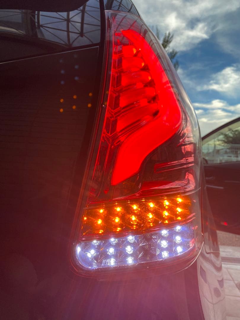 プリウスαヴァレンティテールランプ