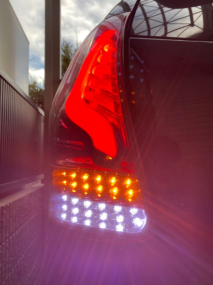 プリウスαヴァレンティテールランプ