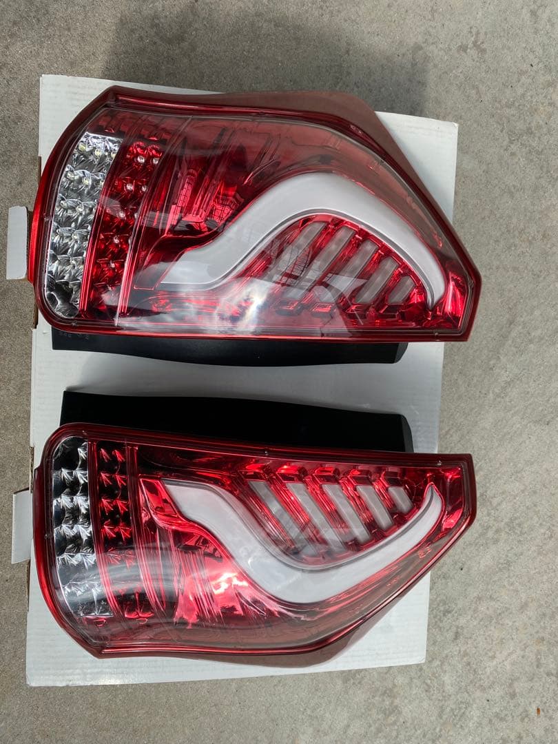 プリウスαヴァレンティテールランプ