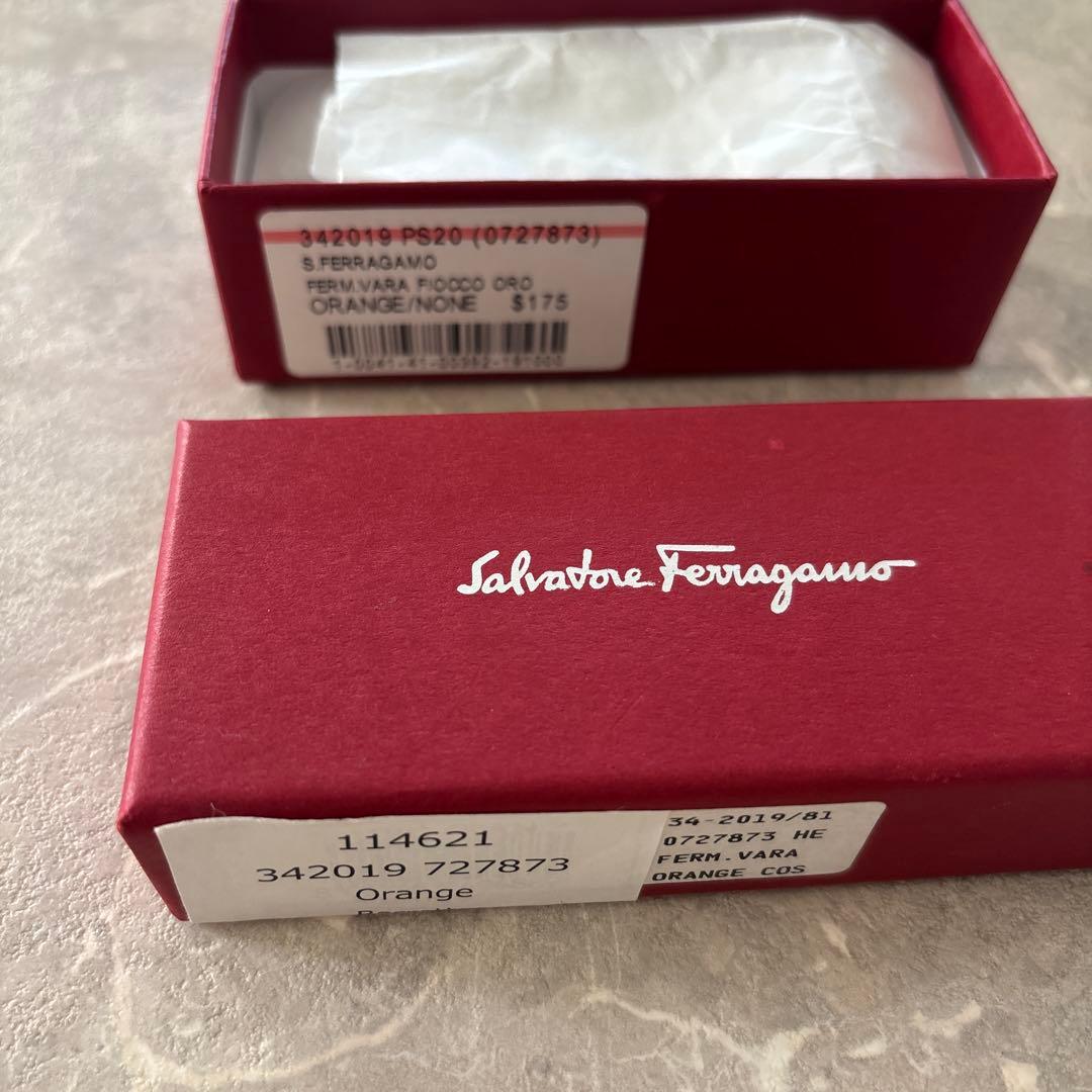 フェラガモ　バレッタ　オレンジ
