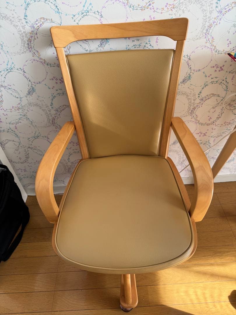 ベージュの木製アームチェア (キャスター付き)