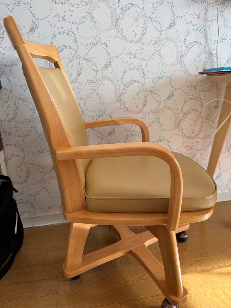 ベージュの木製アームチェア (キャスター付き)
