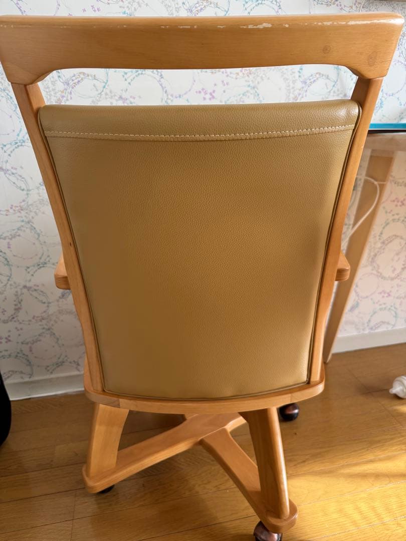 ベージュの木製アームチェア (キャスター付き)