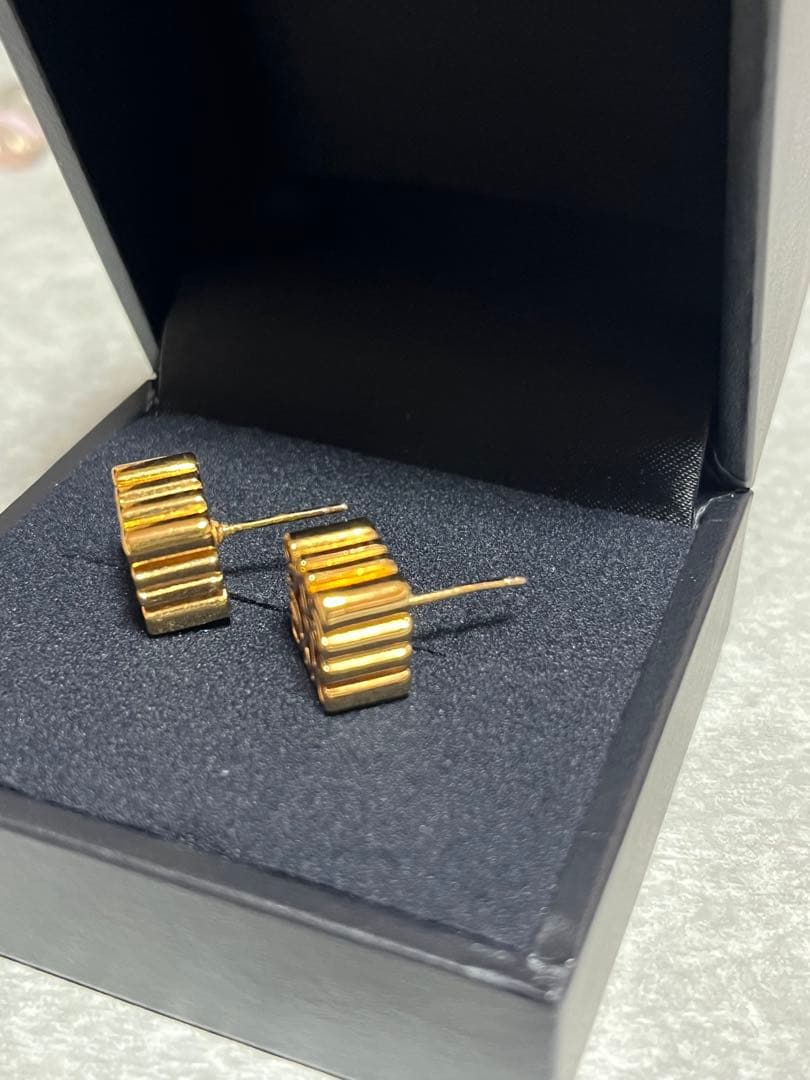 LOEWE アナグラム　ゴールドピアス