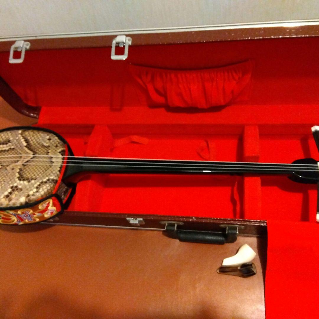 三線本体 蛇皮 金色刺繍 ケース付き