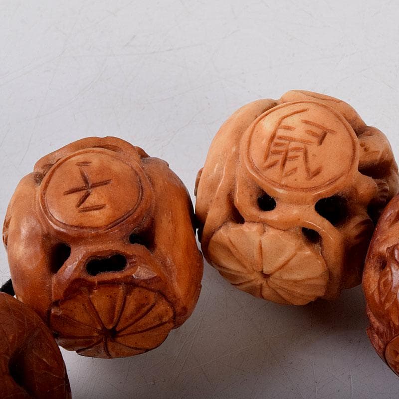 時代提げ物　木彫　干支　根付　トンボ玉　数珠　念珠　装飾品　N　8780