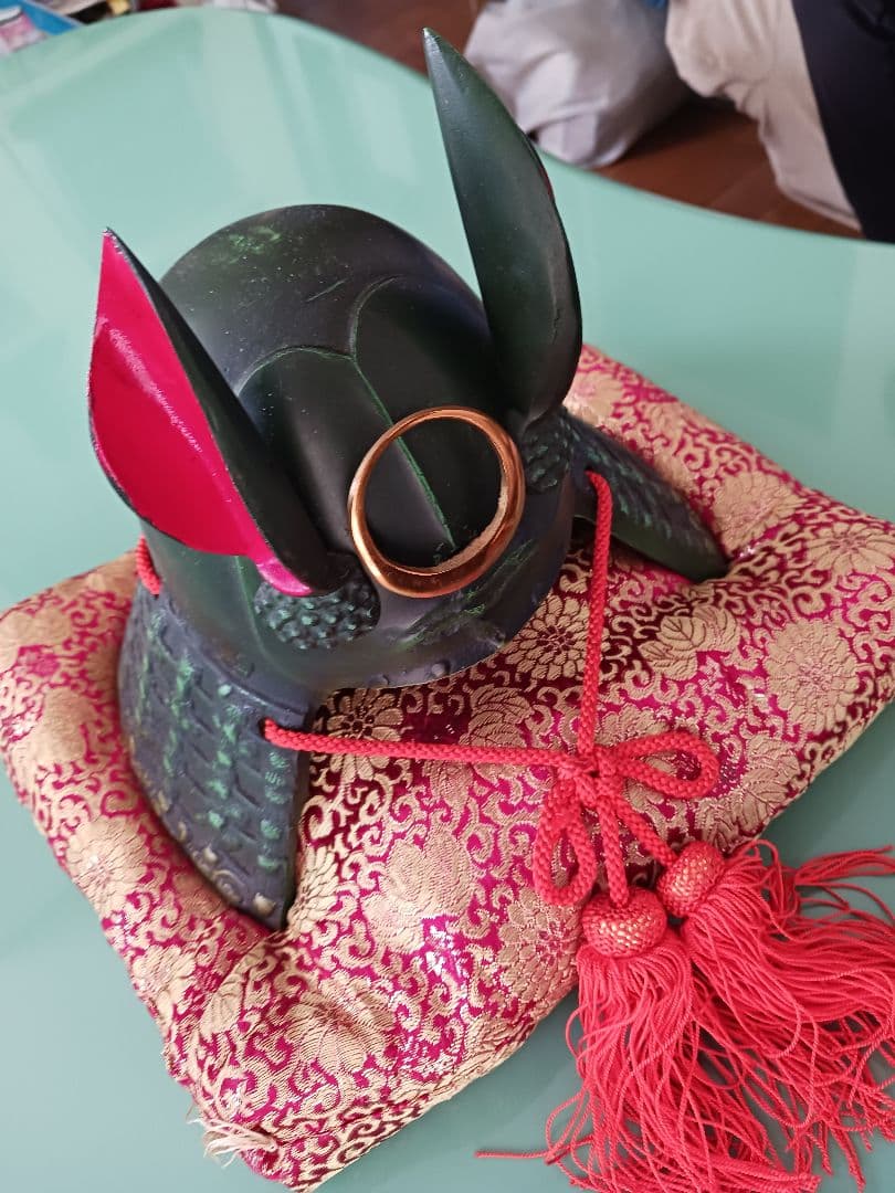 日本の伝統的な兜 黒と赤