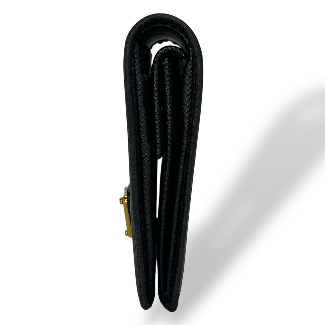 美品　プラダ　二つ折り財布　コンパクトウォレット　サフィアーノ　三角ロゴ　黒