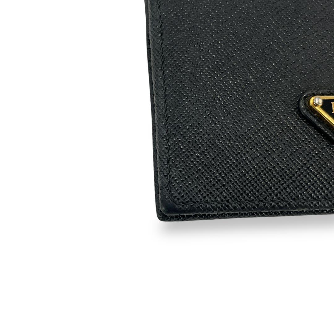 美品　プラダ　二つ折り財布　コンパクトウォレット　サフィアーノ　三角ロゴ　黒