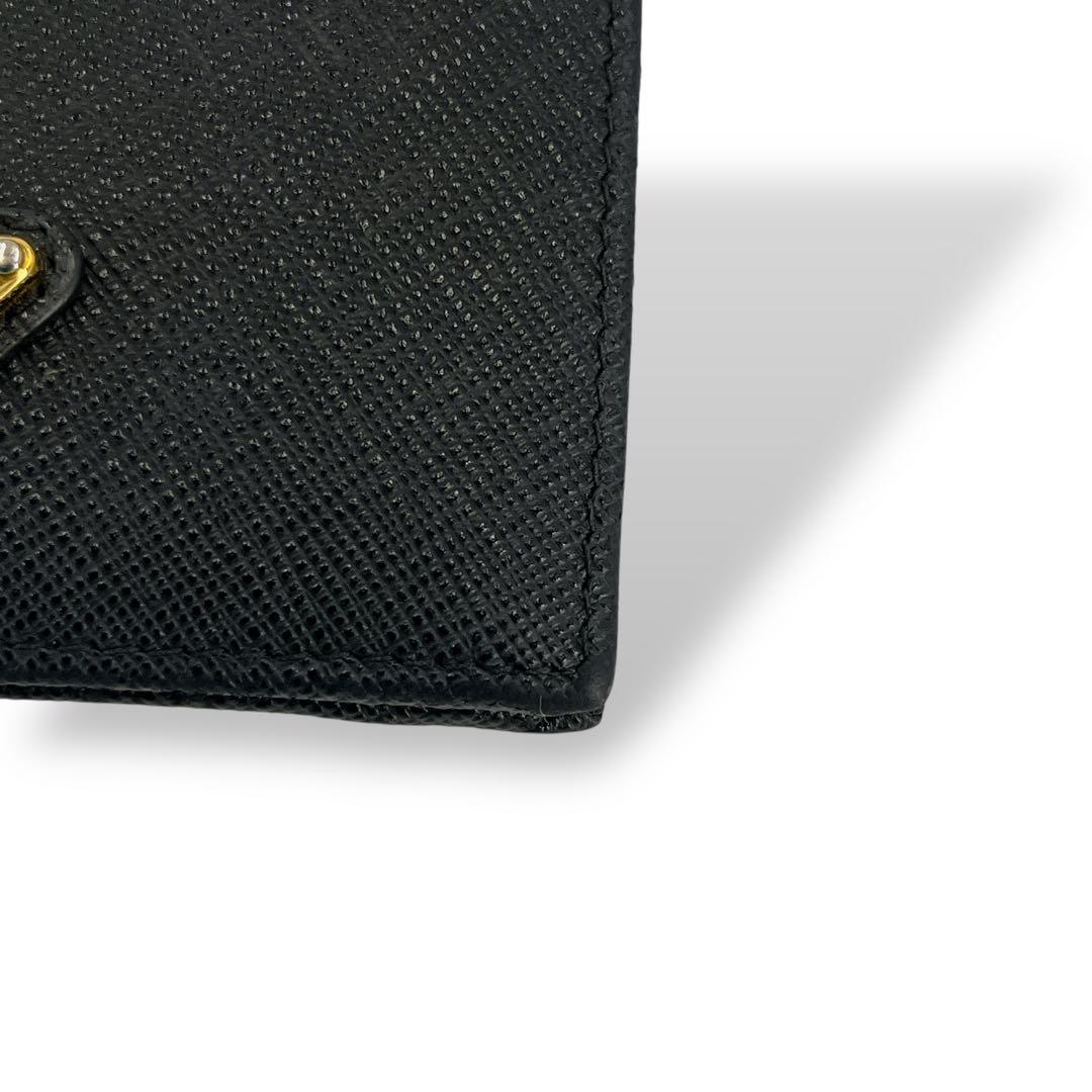 美品　プラダ　二つ折り財布　コンパクトウォレット　サフィアーノ　三角ロゴ　黒