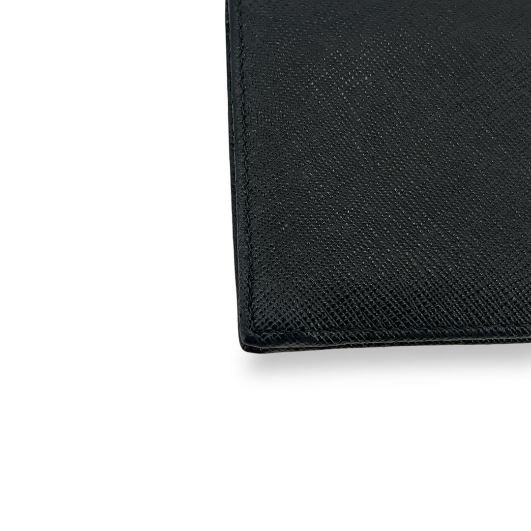 美品　プラダ　二つ折り財布　コンパクトウォレット　サフィアーノ　三角ロゴ　黒