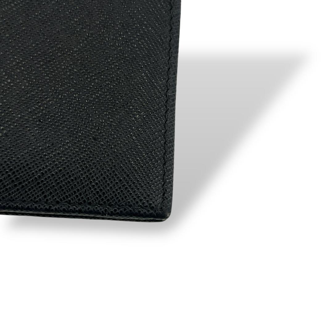 美品　プラダ　二つ折り財布　コンパクトウォレット　サフィアーノ　三角ロゴ　黒