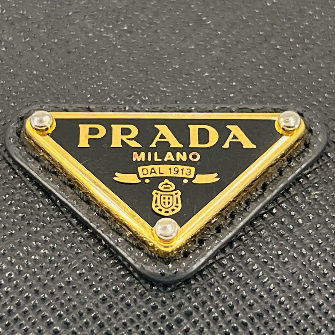 美品　プラダ　二つ折り財布　コンパクトウォレット　サフィアーノ　三角ロゴ　黒