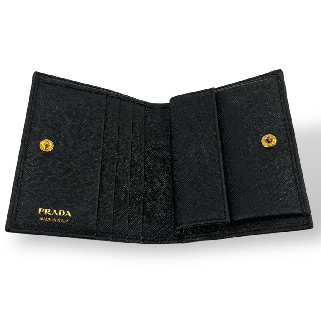 美品　プラダ　二つ折り財布　コンパクトウォレット　サフィアーノ　三角ロゴ　黒