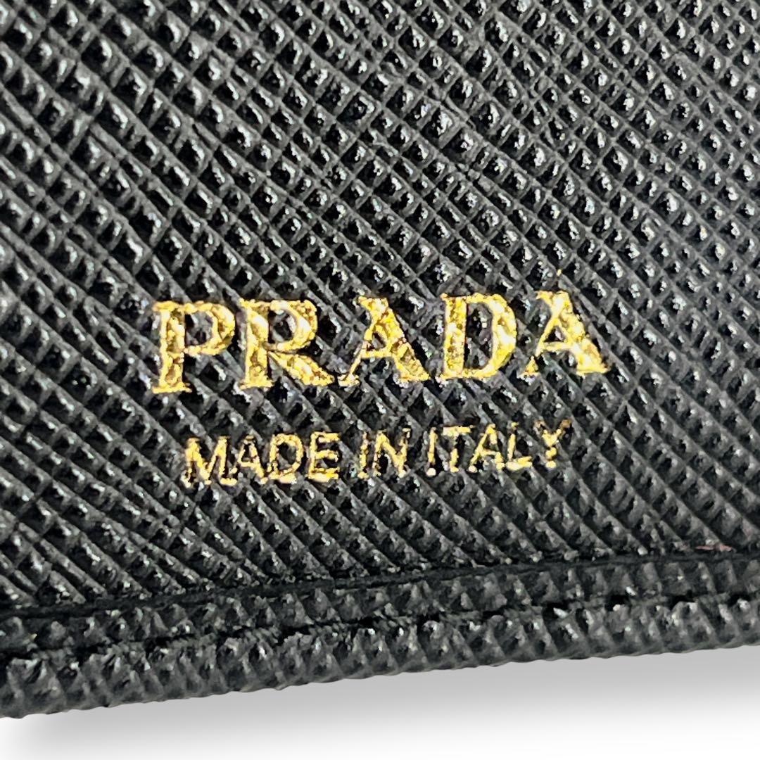 美品　プラダ　二つ折り財布　コンパクトウォレット　サフィアーノ　三角ロゴ　黒