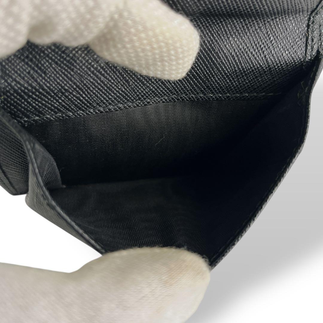 美品　プラダ　二つ折り財布　コンパクトウォレット　サフィアーノ　三角ロゴ　黒