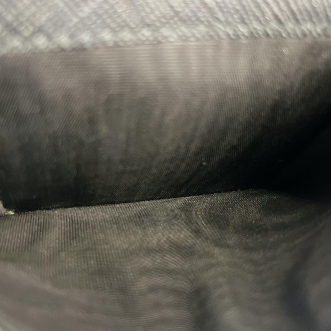 美品　プラダ　二つ折り財布　コンパクトウォレット　サフィアーノ　三角ロゴ　黒