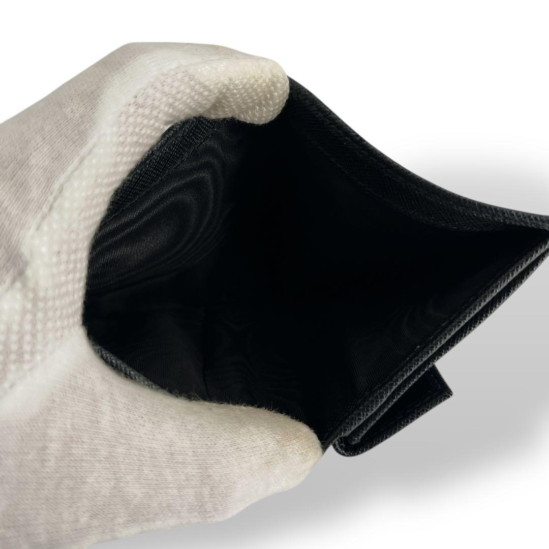 美品　プラダ　二つ折り財布　コンパクトウォレット　サフィアーノ　三角ロゴ　黒