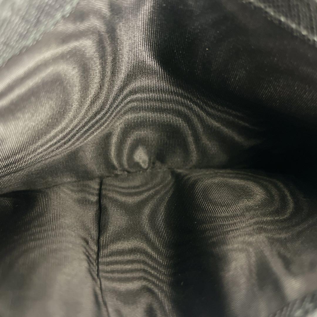 美品　プラダ　二つ折り財布　コンパクトウォレット　サフィアーノ　三角ロゴ　黒