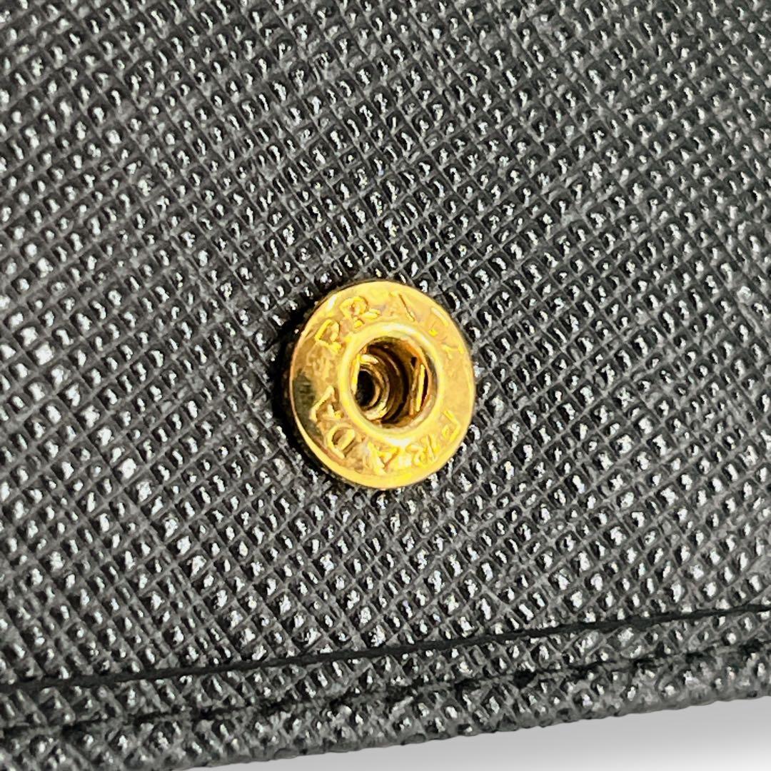 美品　プラダ　二つ折り財布　コンパクトウォレット　サフィアーノ　三角ロゴ　黒