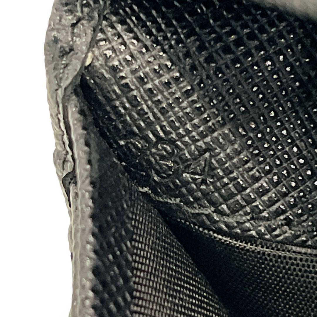 美品　プラダ　二つ折り財布　コンパクトウォレット　サフィアーノ　三角ロゴ　黒