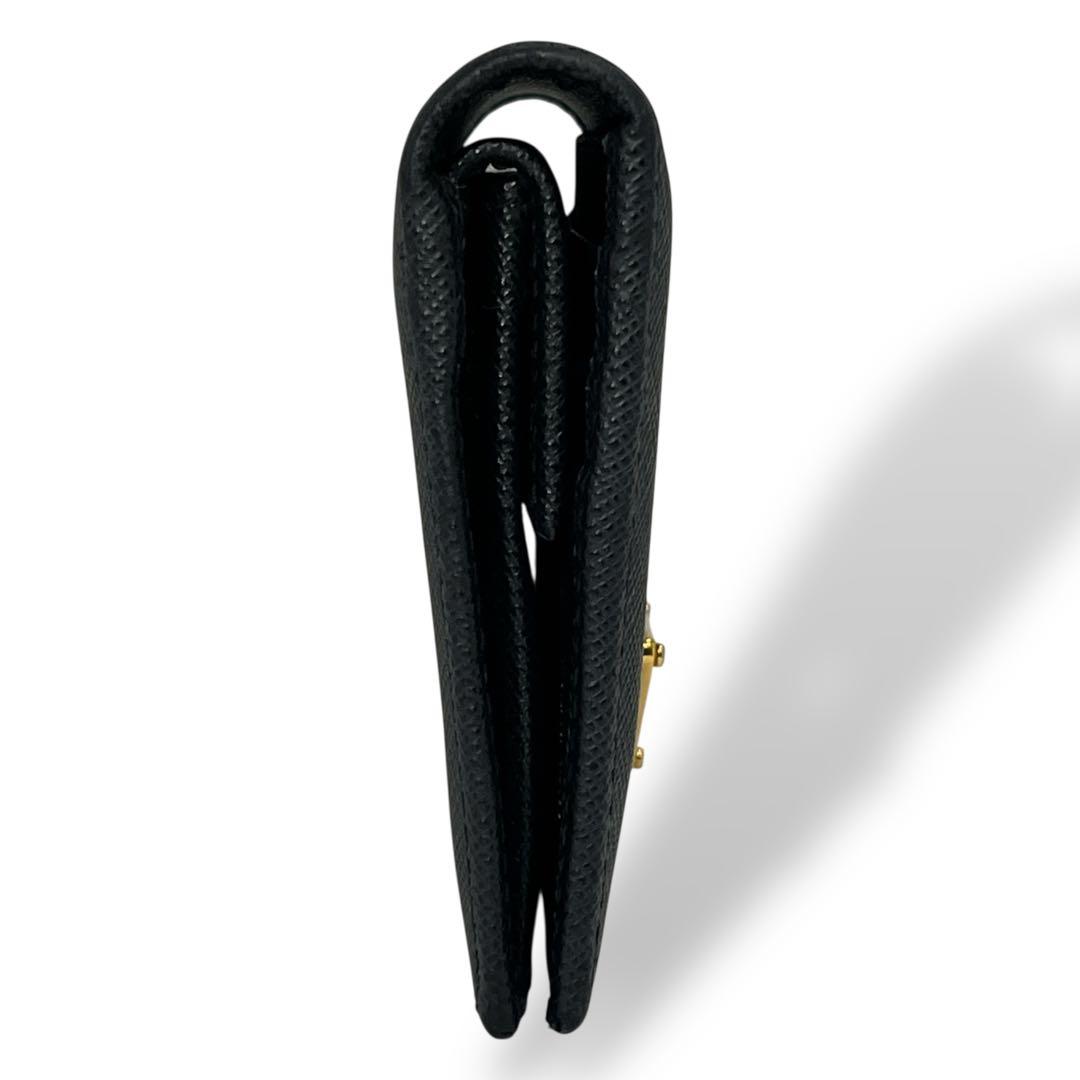 美品　プラダ　二つ折り財布　コンパクトウォレット　サフィアーノ　三角ロゴ　黒