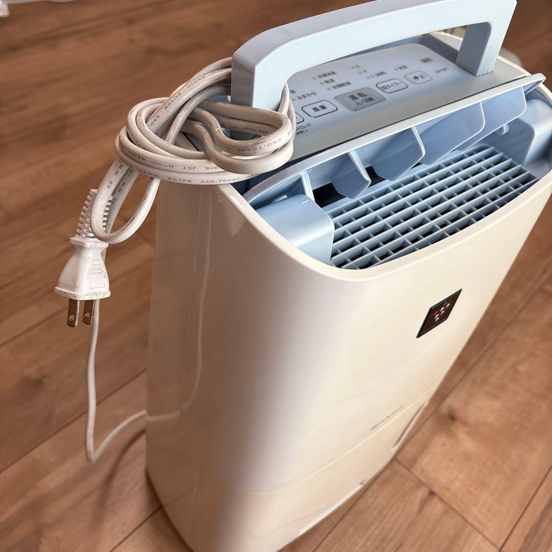 SHARP 除湿機 CV-Q71 ホワイト　イオン　速乾　乾燥　５年　中古