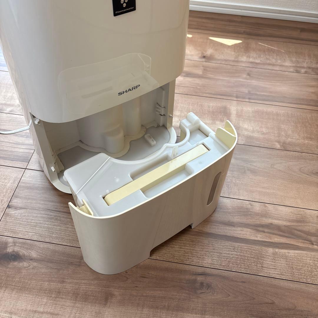 SHARP 除湿機 CV-Q71 ホワイト　イオン　速乾　乾燥　５年　中古