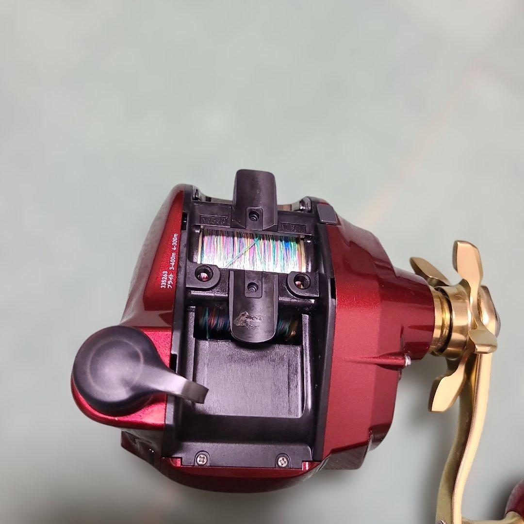赤い電動リール デジタルディスプレイ搭載